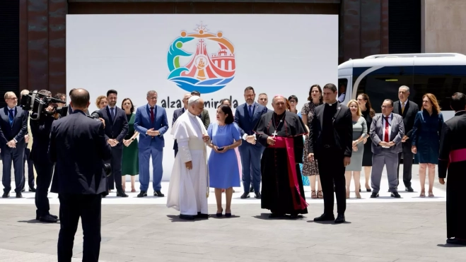 El papa León XIV junto a la alcaldesa de Las Palmas de Gran Canaria, Carolina Darias, y miembros de la corporación municipal. El papa León XIV junto a la alcaldesa de Las Palmas de Gran Canaria, Carolina Darias, y miembros de la corporación municipal.