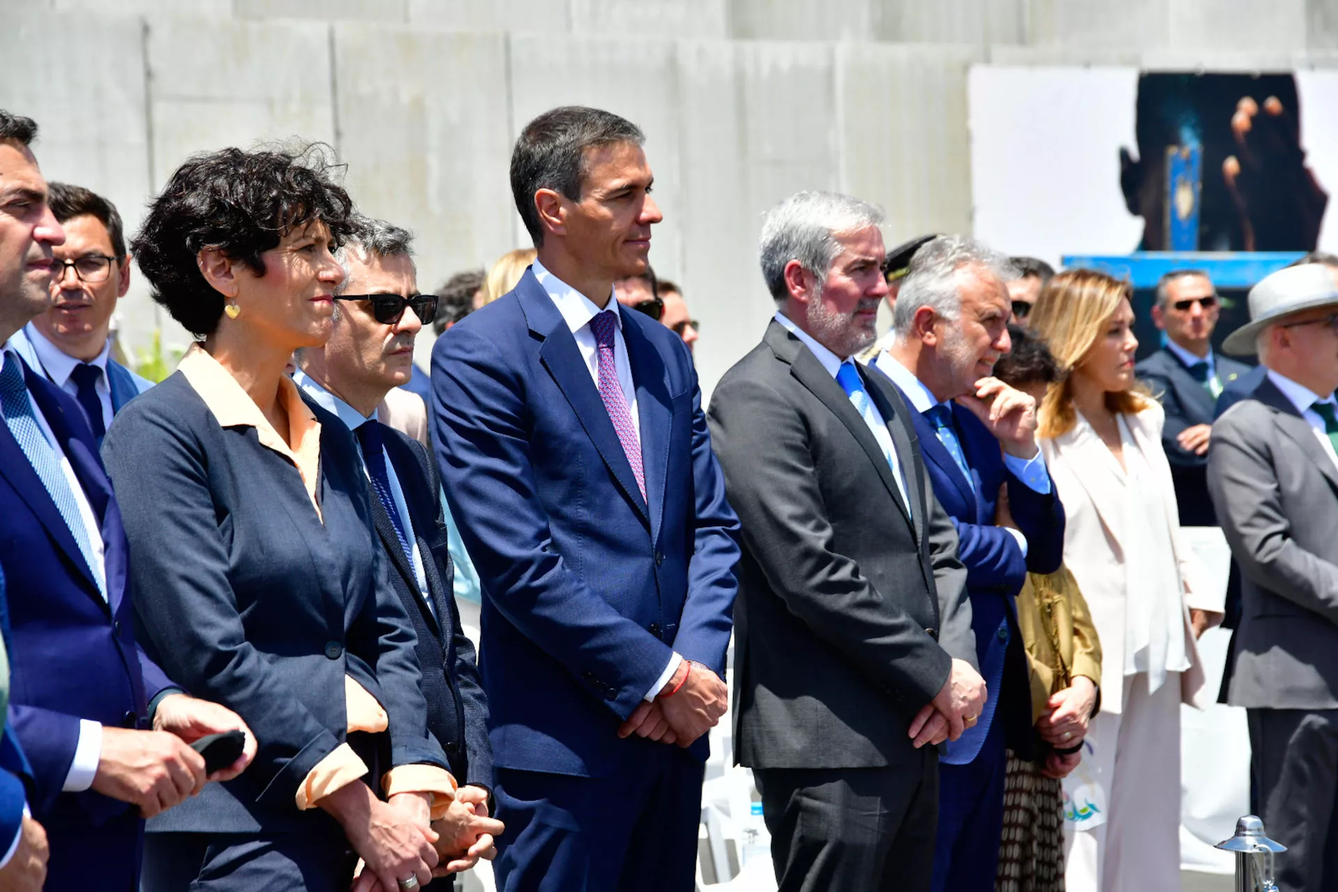 El presidente del Gobierno, Pedro Sánchez (3i); el presidente de Canarias, Fernando Clavijo (3d); el ministro de Política Territorial, Ángel Víctor Torres (2d) y la ministra de Inclusión Social, Elma Saiz (2i); durante el encuentro del papa León XIV. / EFE