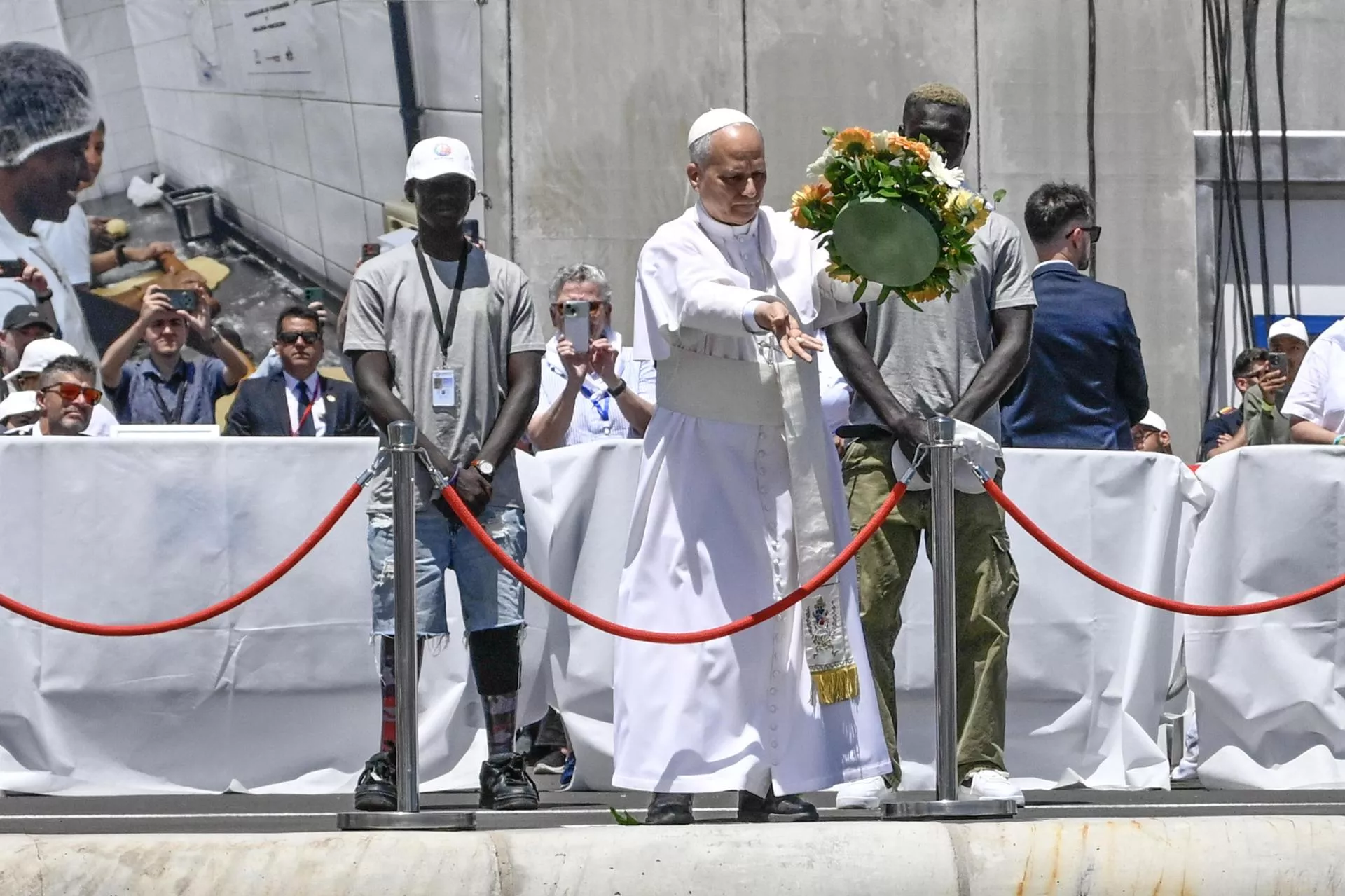 Del Muelle de la Vergüenza a la misa del Estadio, el Papa dejó un mensaje sencillo: ninguna vida es invisible. / CIRO FUSCO-EFE