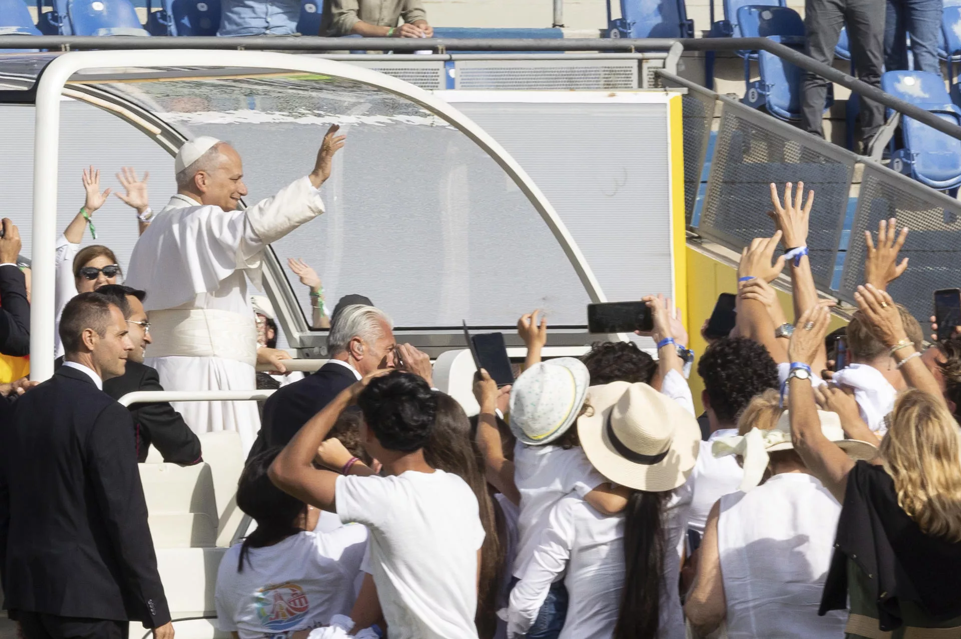 Llegada del papa León XIV al Estadio de Gran Canaria. / EFE