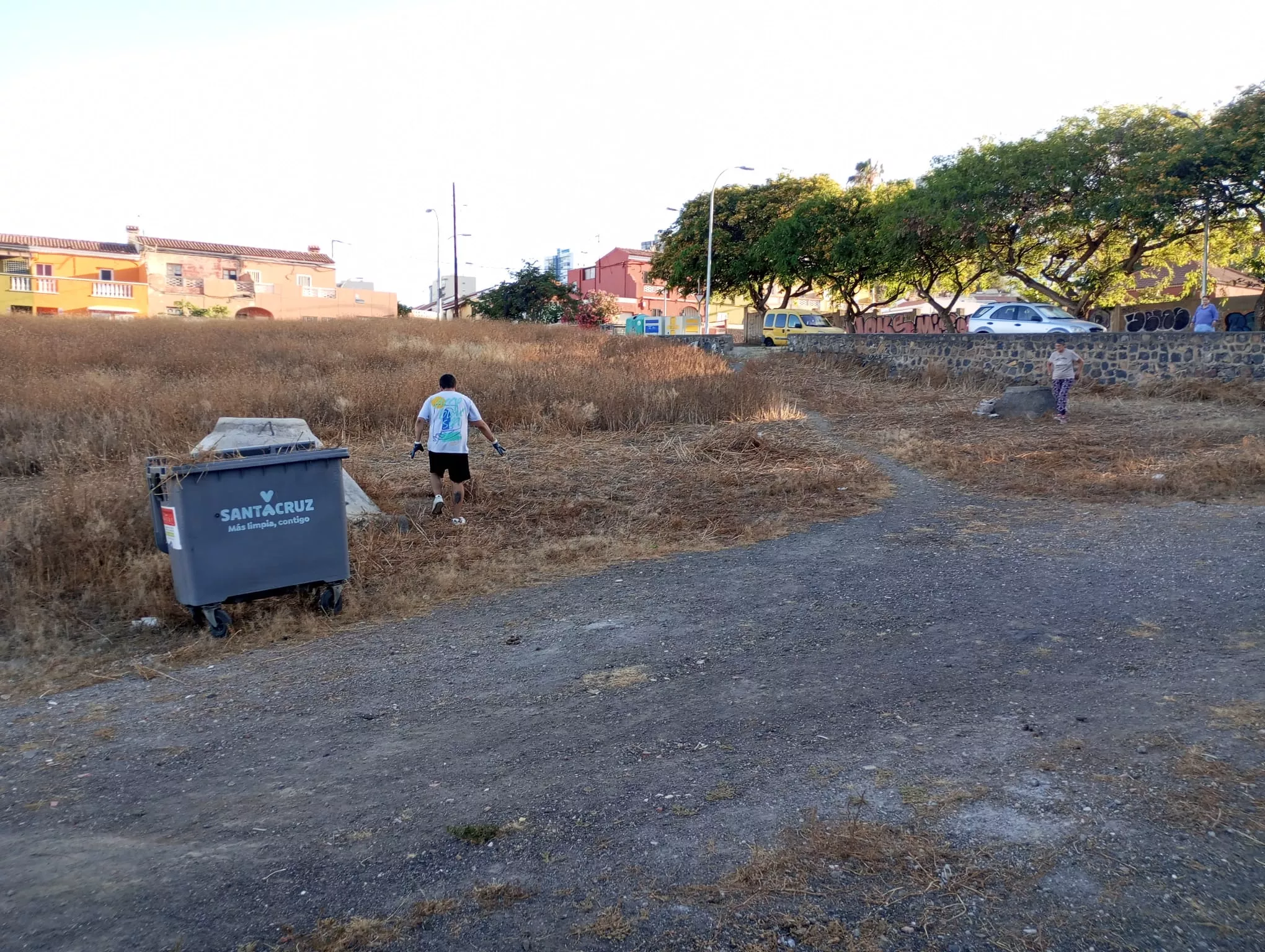 Ernesto limpia el descampado en García Escámez donde los vecinos colocan la hoguera de San Juan./ CEDIDA