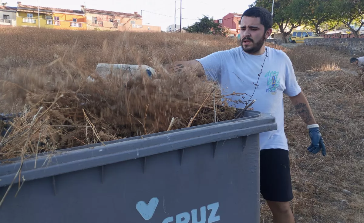 Ernesto Llebry, vecino de García Escámez, limpia rastrojos del descampado donde los vecinos montan la hoguera de San Juan./ F. JIMÉNEZ URTASUN