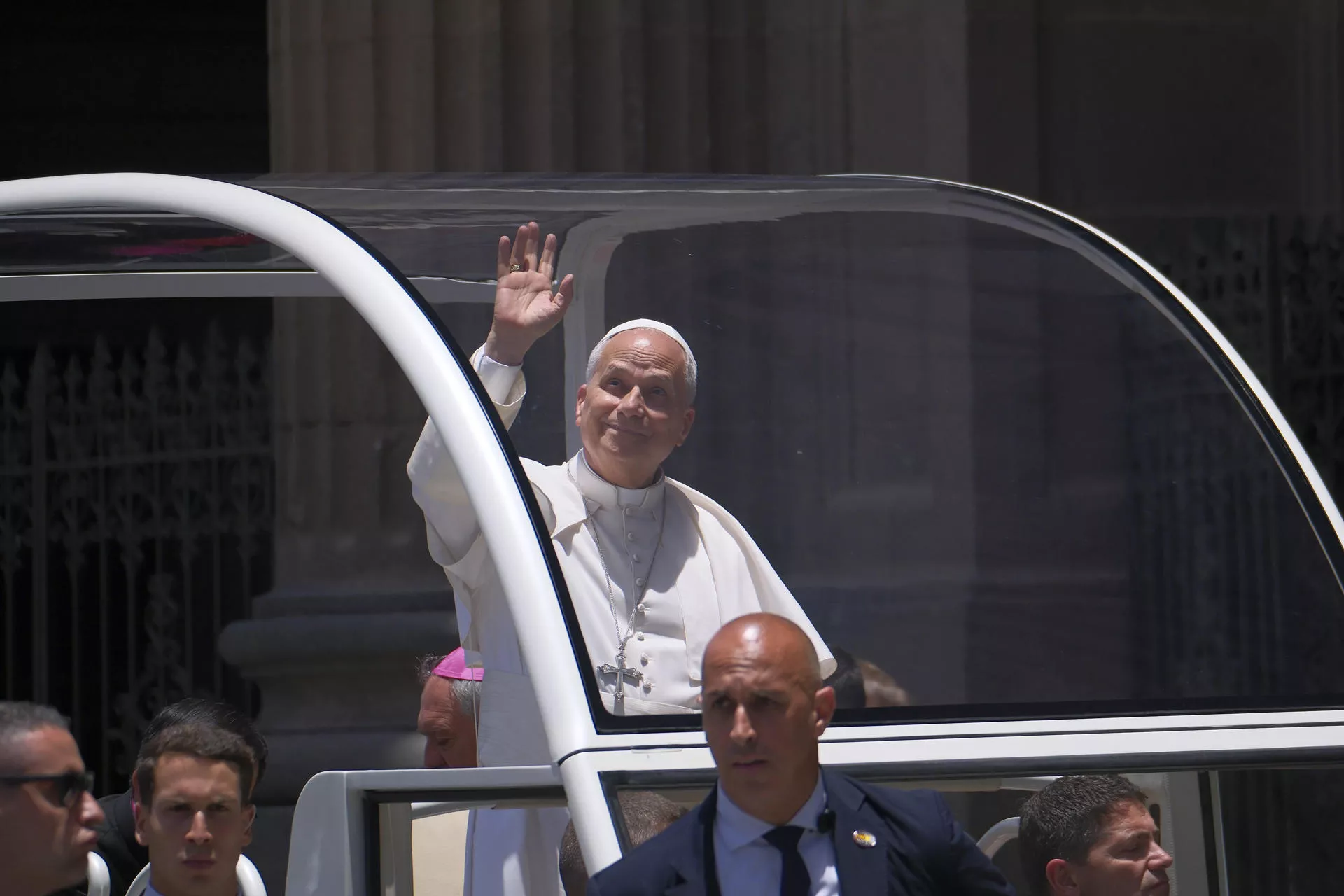  El papa León XIV saluda a los fieles desde su papamovil en Las Palmas de Gran Canaria. / EFE