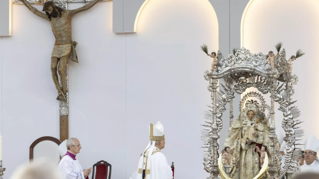 León XIV, delante del Cristo de Telde y la Virgen del Pino, en la misa que ofreció este jueves en el Estadio de Gran Canaria. / QUIQUE CURBELO-EFE