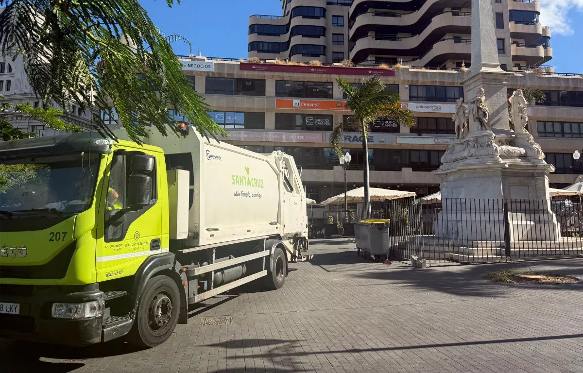 Santa Cruz de Tenerife refuerza la limpieza con 32 operarios extra por la visita del papa León XIV. AH