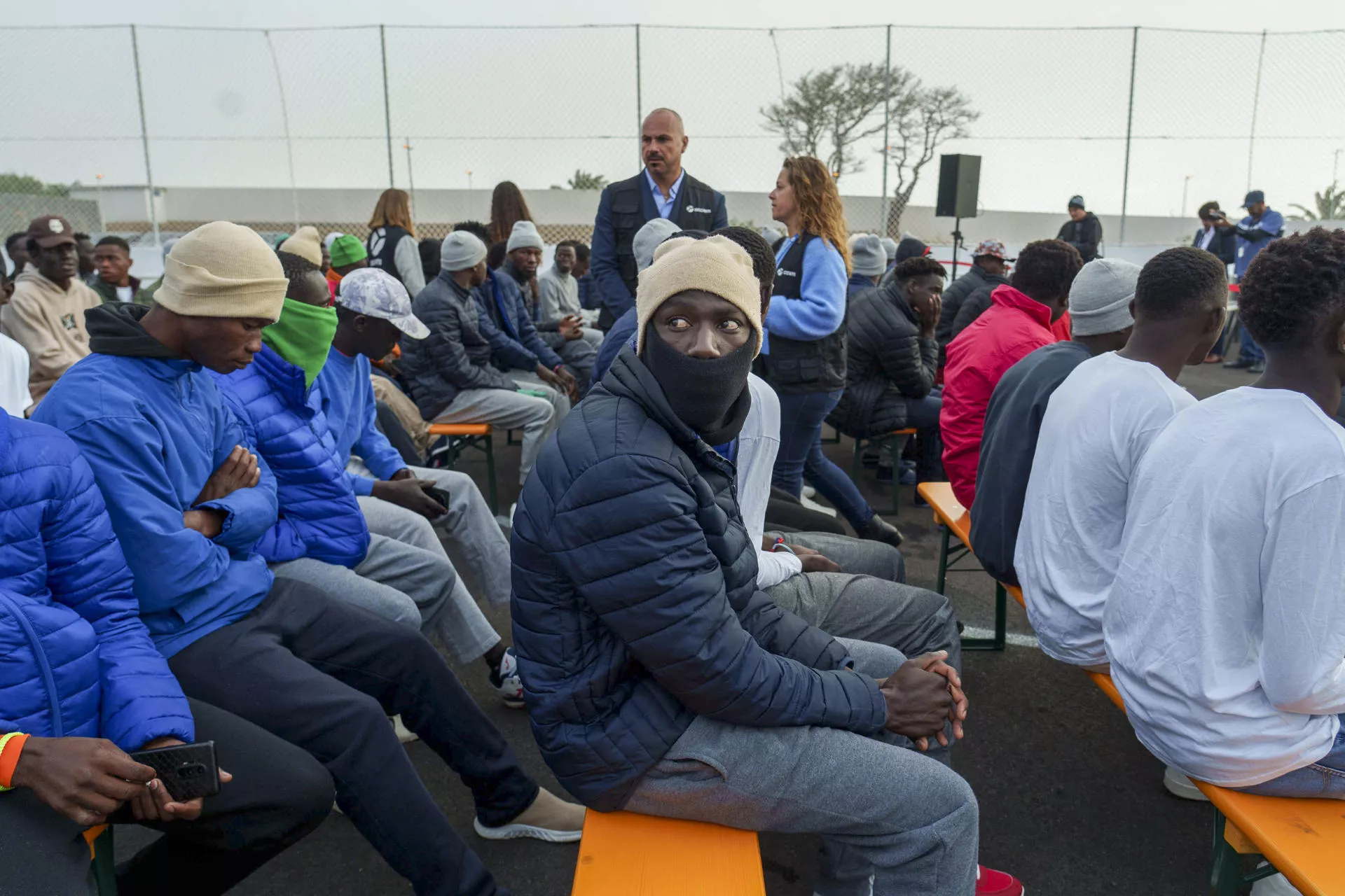 Varios migrantes del centro de primera acogida de Las Raíces, en La Laguna (Tenerife), esperan la llegada del papa. EFE/Ramón de la Rocha