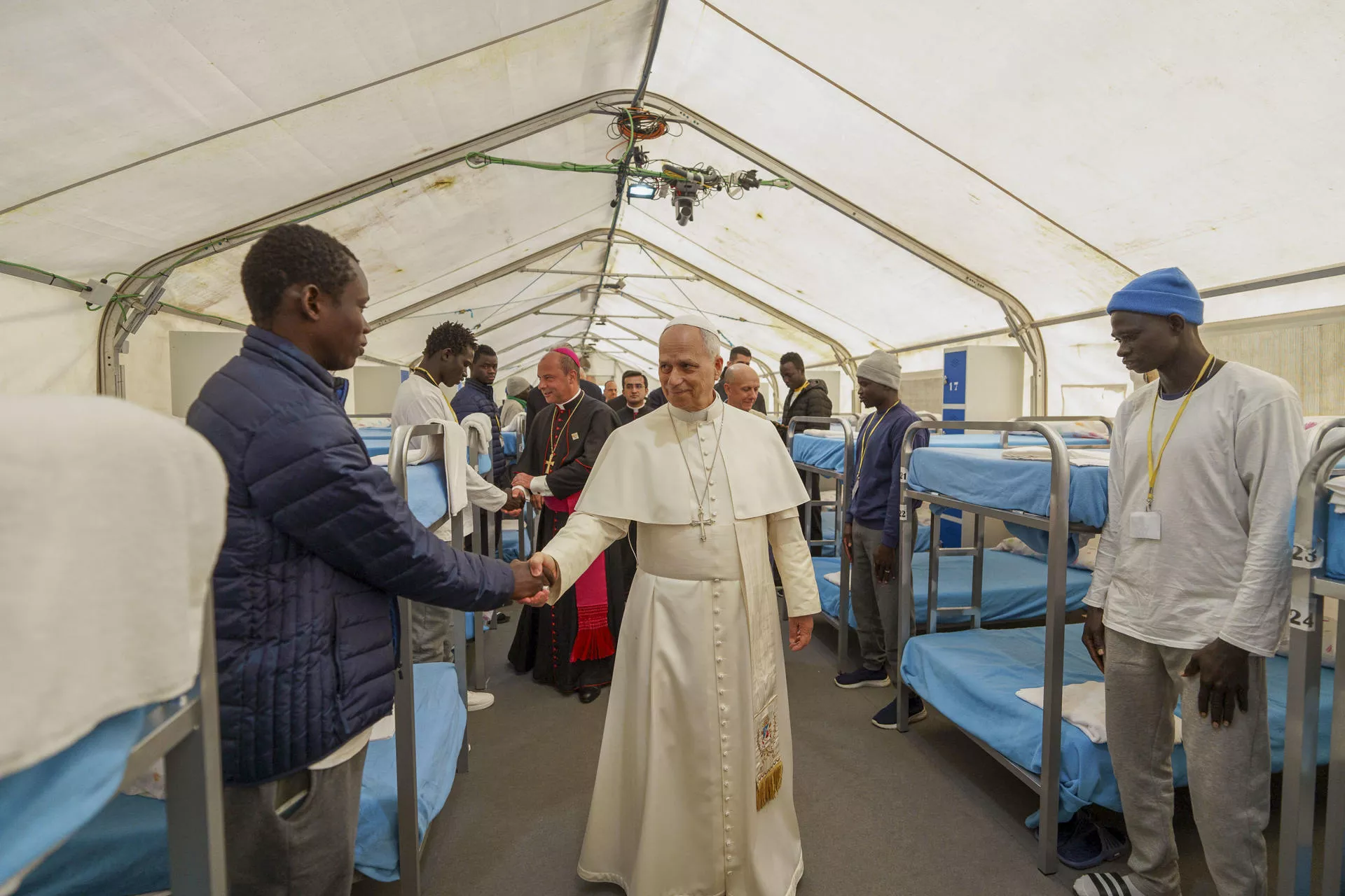 El papa León XIV saluda a varios migrantes en el centro de primera acogida 'Las Raíces' de Tenerife. / EFE - RAMÓN DE LA ROCHA
