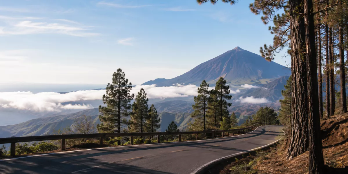 Imagen generada con IA de una de las carreteras más espectaculares del mundo, la TF 21 / DALLE - AH