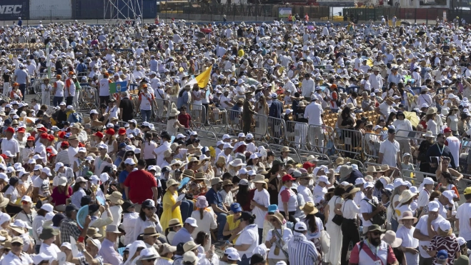 Miles de personas esperan al papa en Santa Cruz de Tenerife. / EFE Miles de personas esperan al papa en Santa Cruz de Tenerife. / EFE