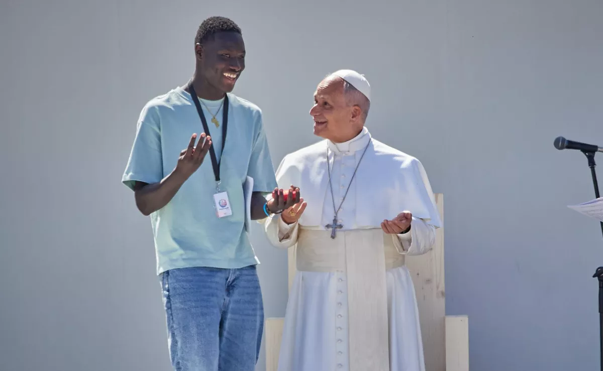 El joven migrante senegalés Mbacke Ndiaye y el papa León XIV hacen un 'Six Seven' en La Laguna./ CABILDO DE TENERIFE