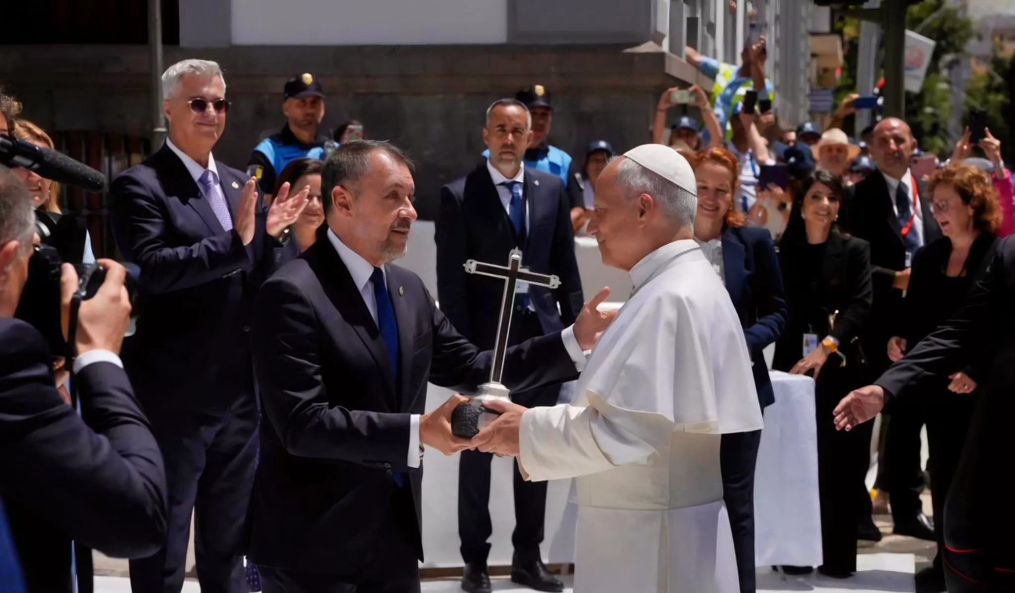 Jose Manuel Bermúdez, alcalde de Santa Cruz de Tenerife, entrega al Papa una réplica a escala de la Cruz Fundacional de Santa Cruz. / CEDIDA