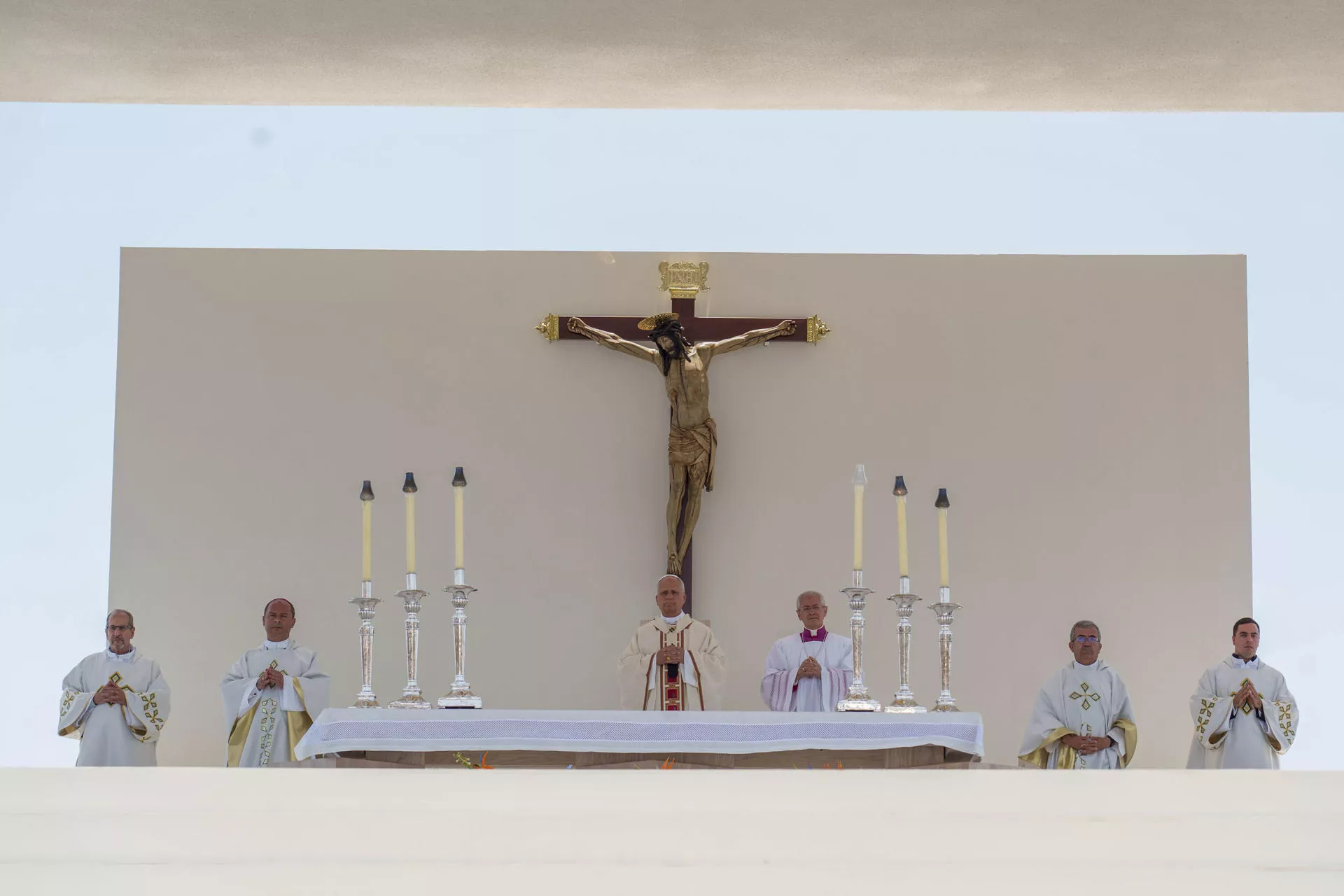 El papa León XIV celebró este viernes una misa multitudinaria en el puerto de Santa Cruz de Tenerife en su último día de viaje a España. EFE/Ramón de la Rocha