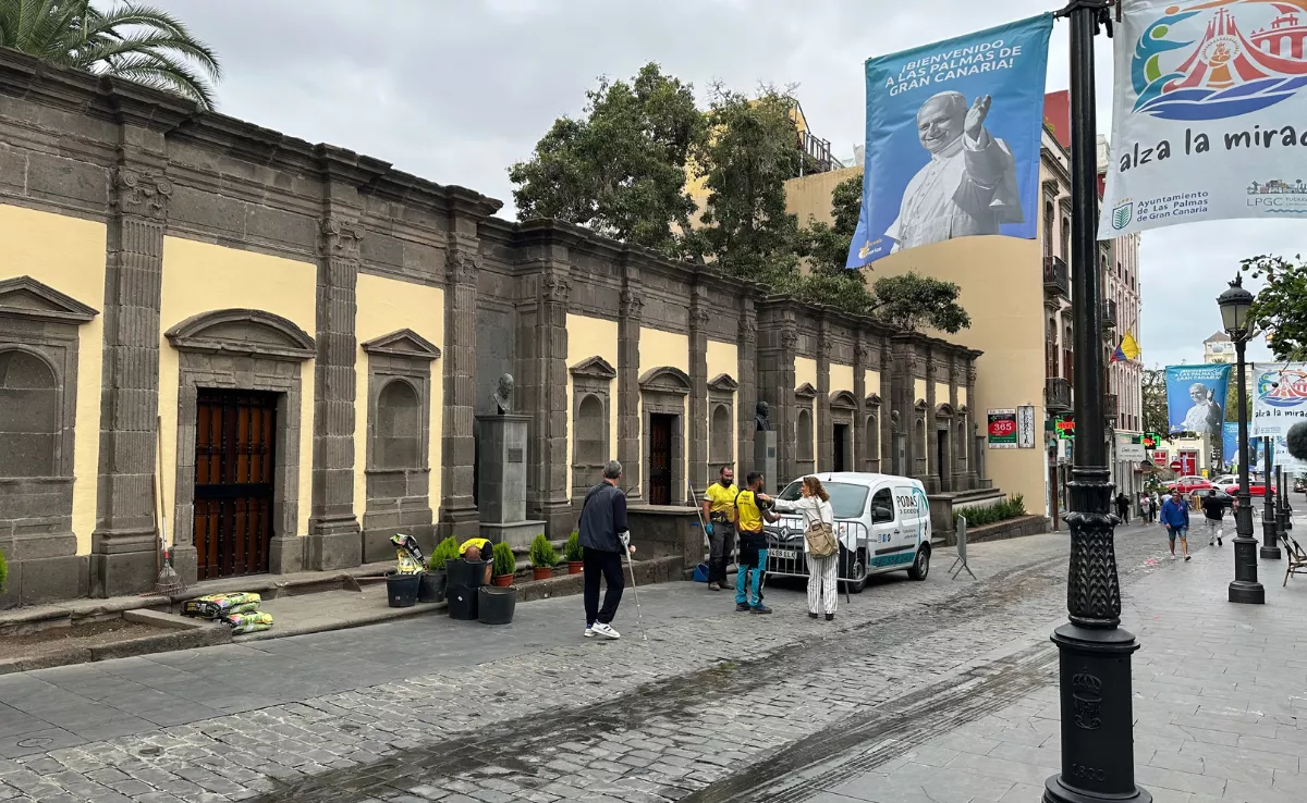 La concejala de Parques y Jardines, Gemma Martínez, saluda a los operarios que llevan a cabo la replantación / ATLÁNTICO HOY - MARCOS MORENO