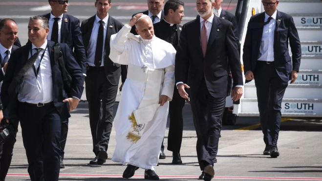 l papa León XIV y el rey Felipe VI descienden del avión que debería trasladar al pontífice a Roma. / ALBERTO VALDÉS-EFE l papa León XIV y el rey Felipe VI descienden del avión que debería trasladar al pontífice a Roma. / ALBERTO VALDÉS-EFE