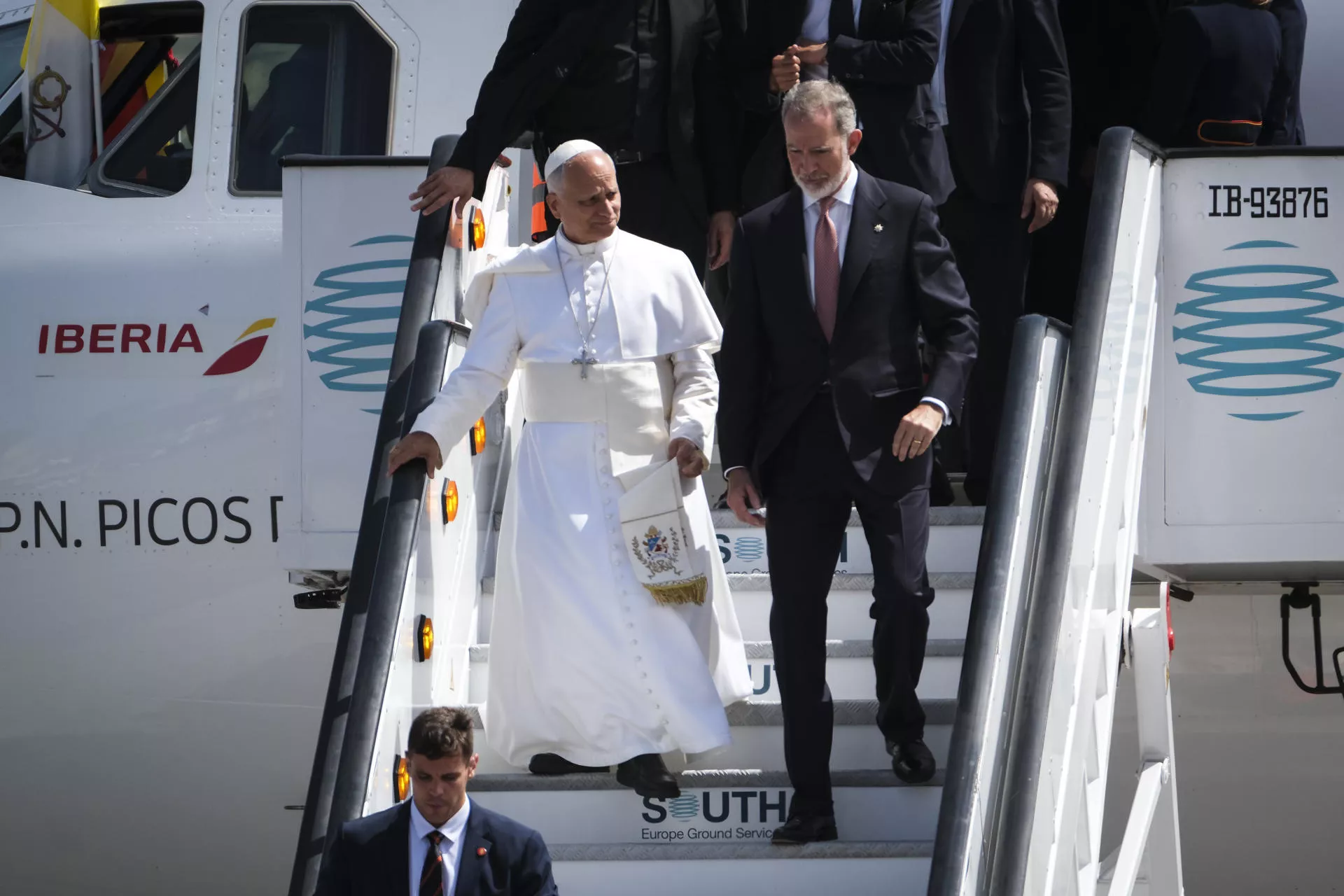 El papa León XIV y el rey Felipe VI descienden del avión que debería trasladar al pontífice a Roma. / ALBERTO VALDÉS-EFE
