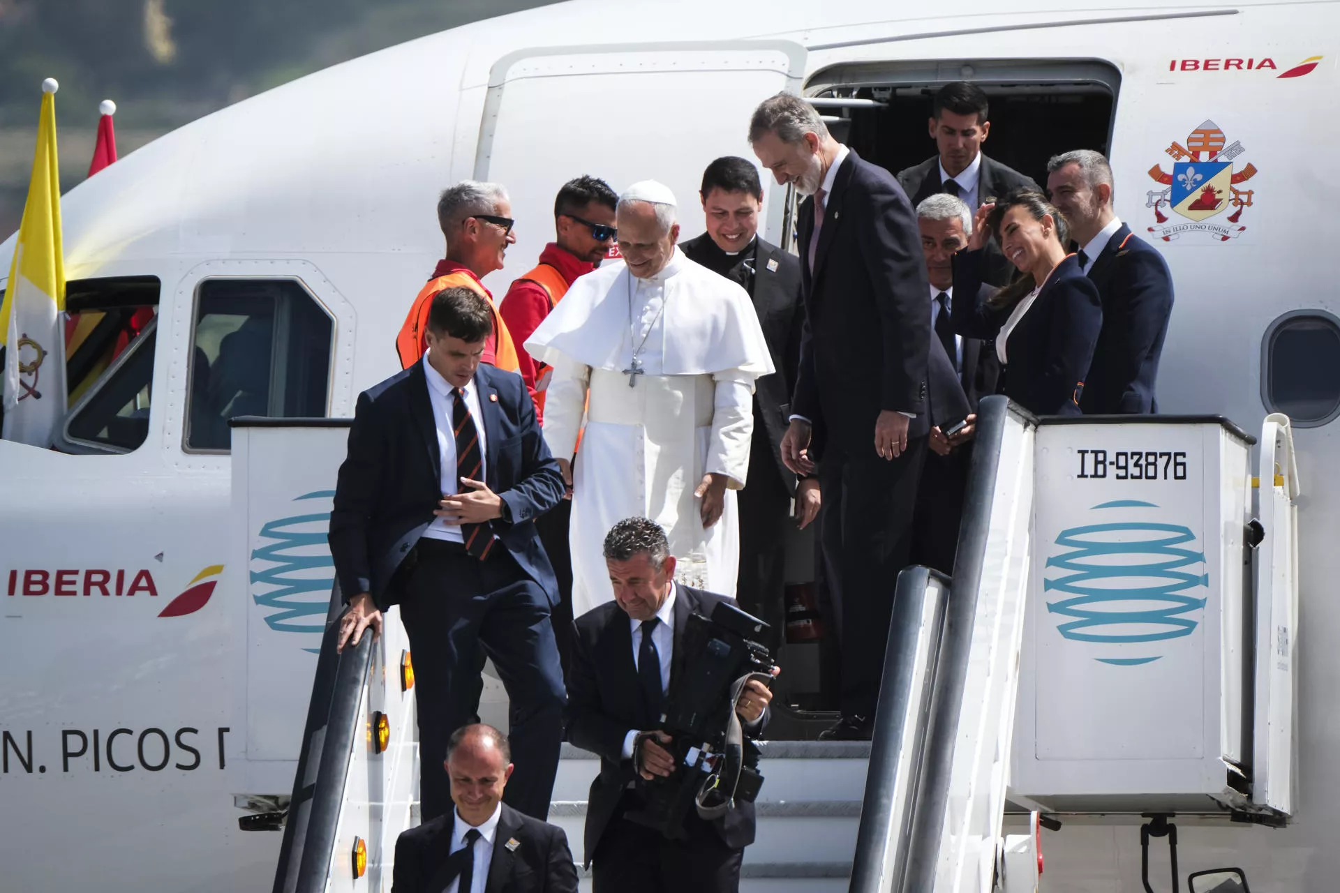El papa León XIV y el rey Felipe VI descienden del avión que debería trasladar al pontífice a Roma. / ALBERTO VALDÉS-EFE