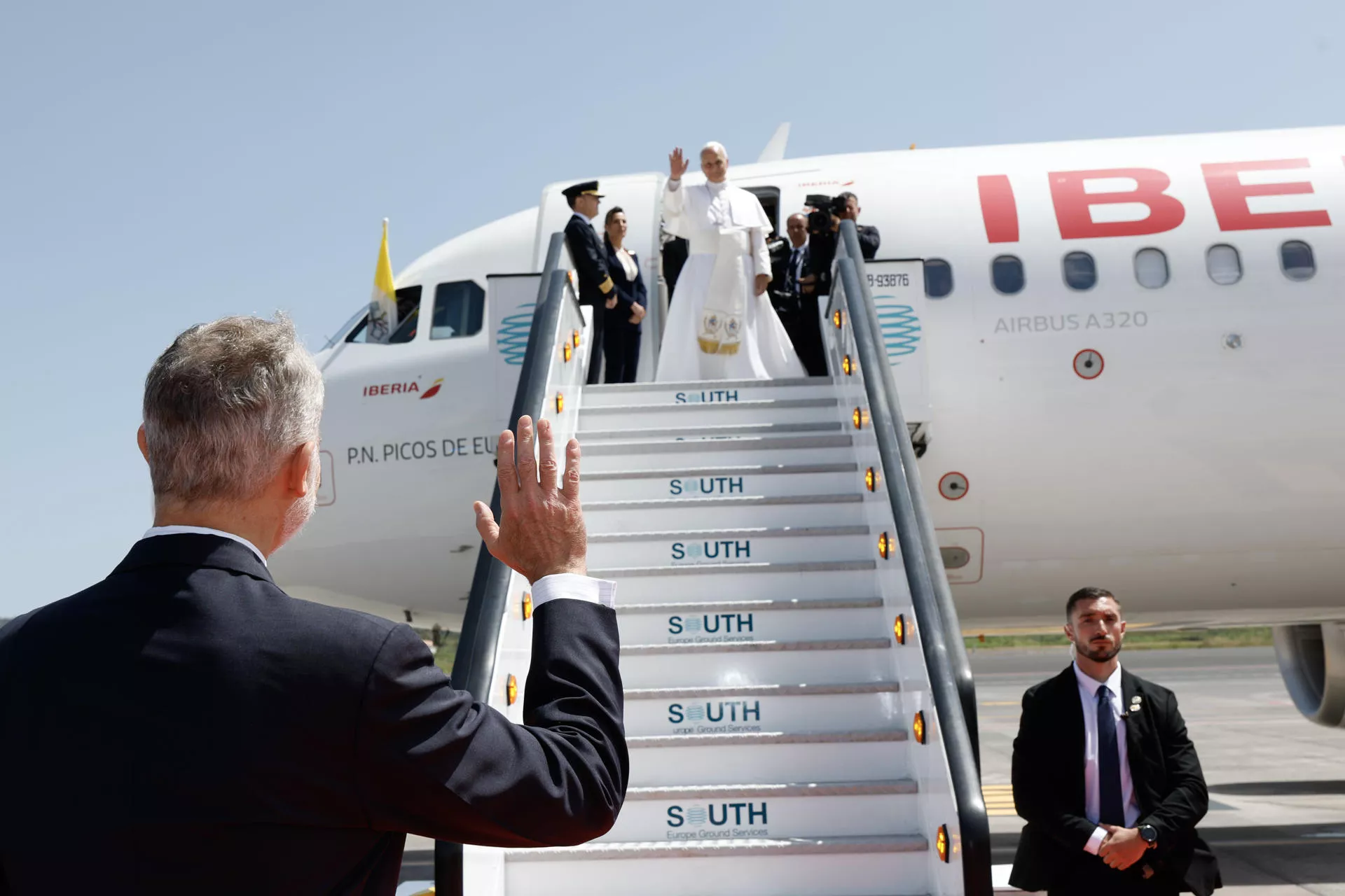 El rey Felipe VI se despide del papa León XIV en el avión de Iberia que, minutos después, se averió./ EFE