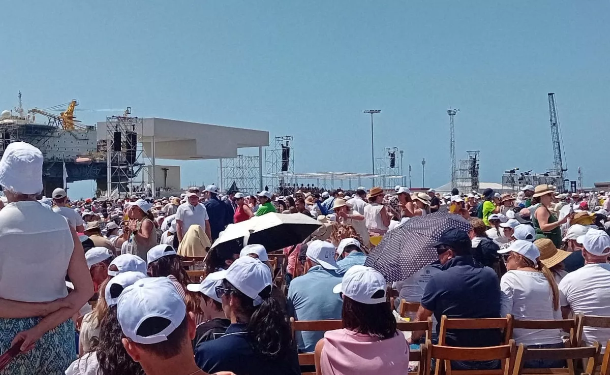 Miles de personas se concentran en la explanada del muelle para recibir al Papa León XIV|AH