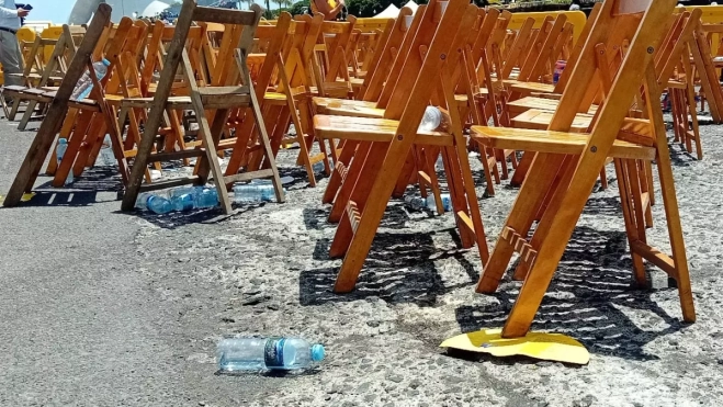 Sillas y residuos en la explanada del muelle|AH Sillas y residuos en la explanada del muelle|AH