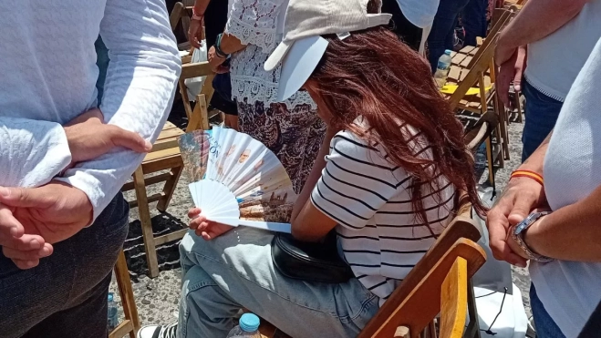 Una joven se emociona a la llegada de León XIV a Santa Cruz Una joven se emociona a la llegada de León XIV a Santa Cruz