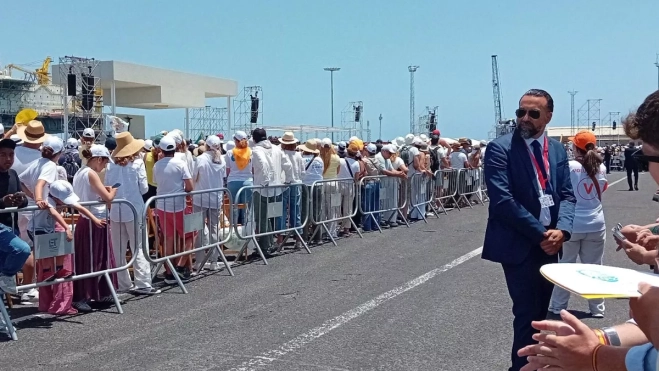 Fieles que aguardan la salida del Papa para despedirlo|AH Fieles que aguardan la salida del Papa para despedirlo|AH