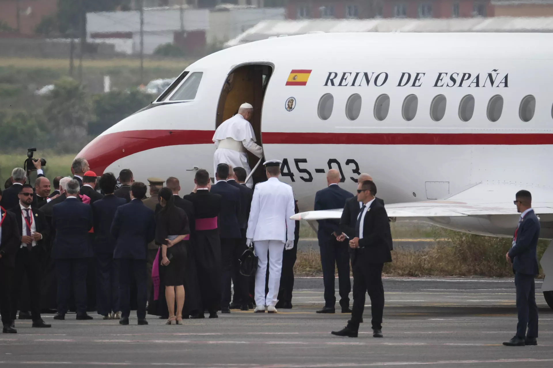  El papa León XIV sube al Falcon cedido por el rey Felipe VI que llevará al pontífice de regreso a Roma, tras la avería que ha sufrido el avión de Iberia que lo iba a trasladar. / ALBERTO VALDÉS-EFE