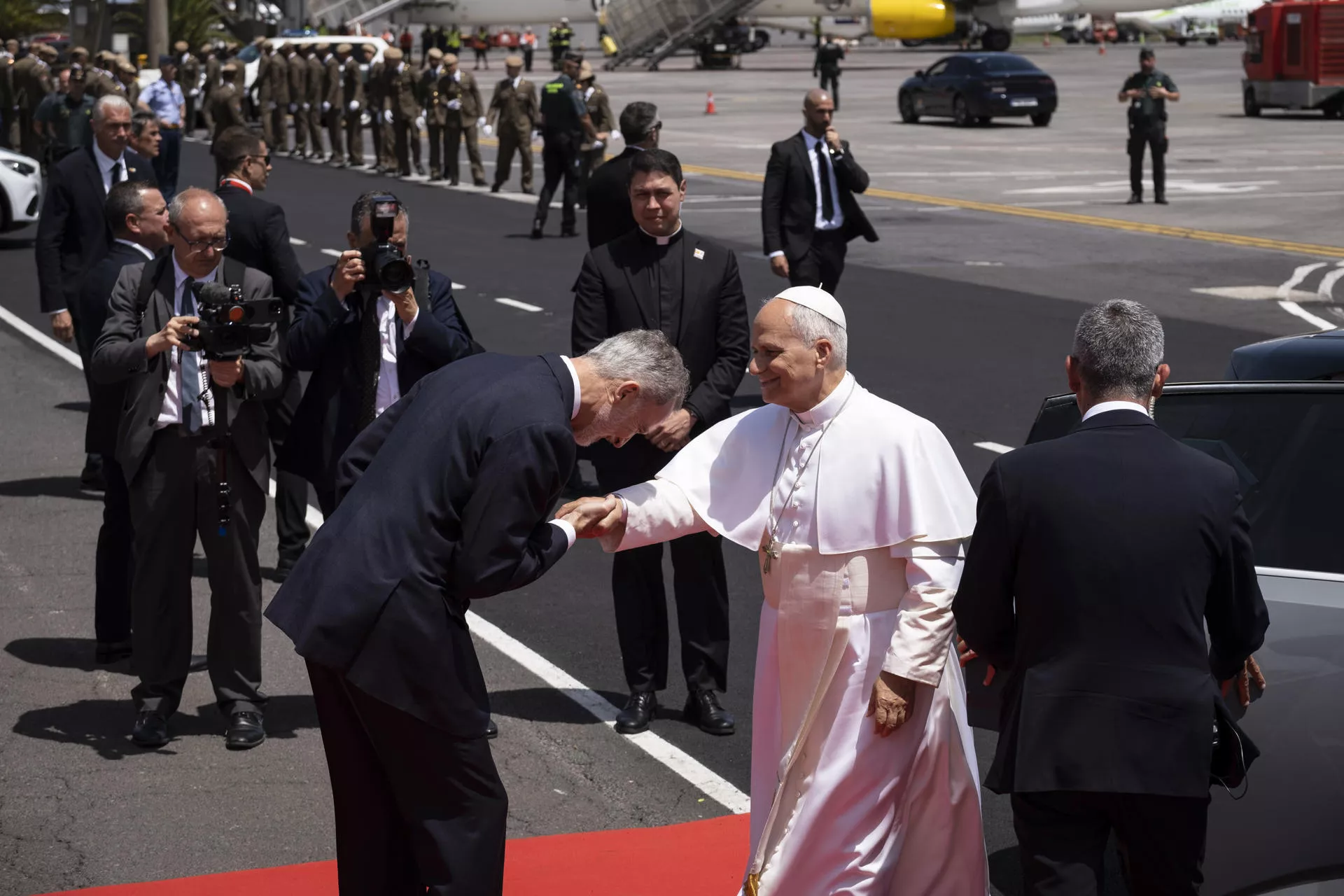 El rey Felipe VI y el papa León XIV este viernes en el aeropuerto Tenerife Norte. / ALBERTO VALDÉS-EFE