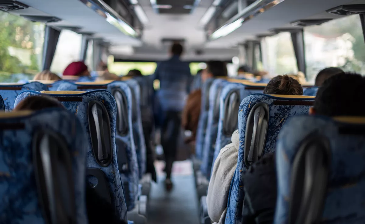 Imagen del interior de una guagua. / CANVA