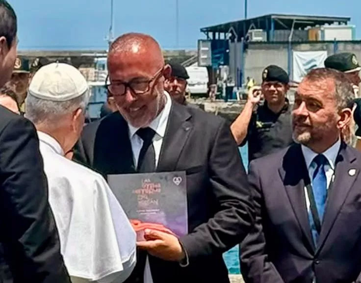 Manuel Asensio entre al papa León XIV el libro 'Las otras historias del volcan'. / ASOCIACIÓN TIERRA BONITA