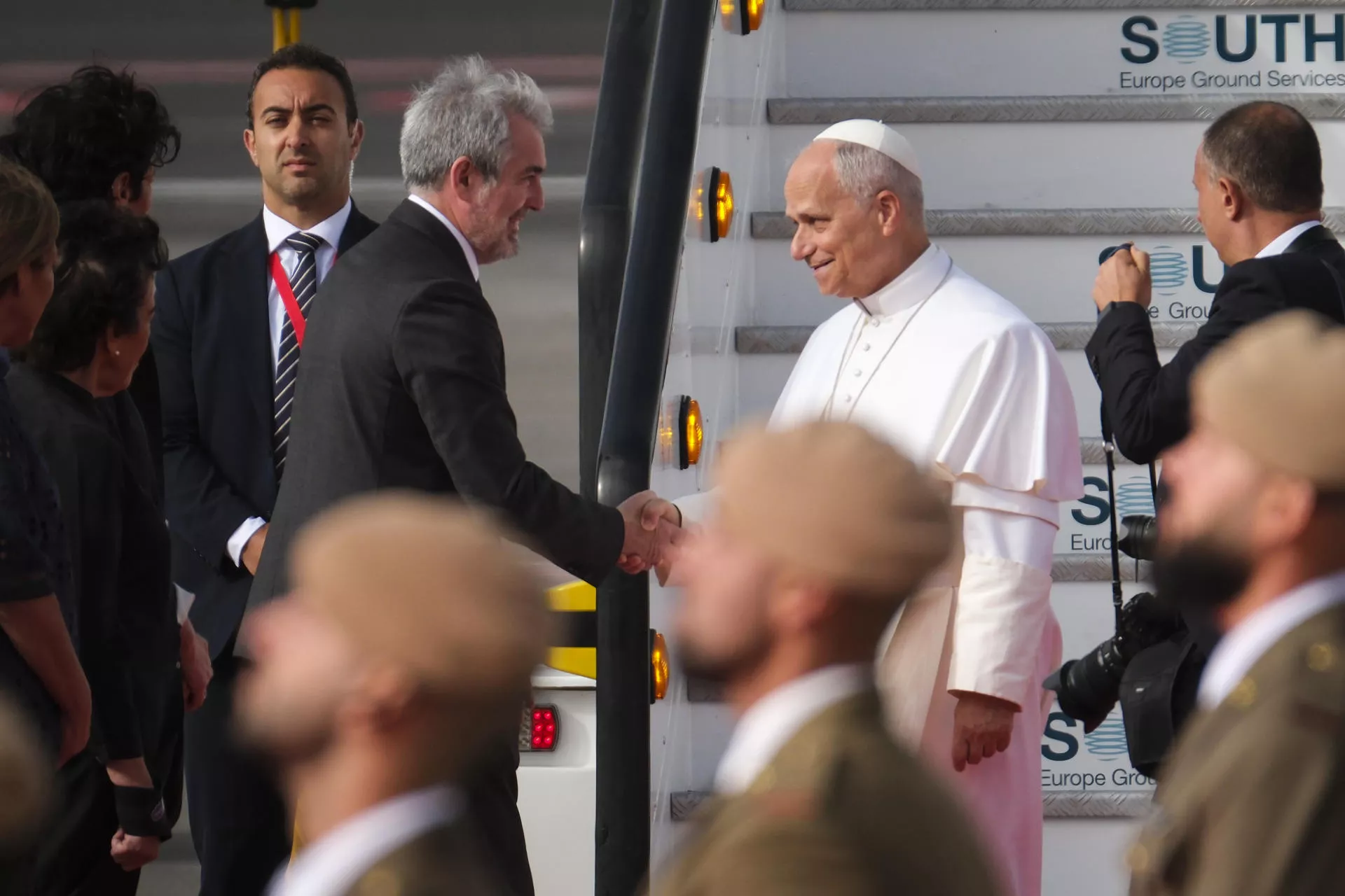 El presidente del Gobierno de Canarias, Fernando Clavijo, recibe al Papa en el aeropuerto de Los Rodeos. / EFE - ALBERTO VALDÉS