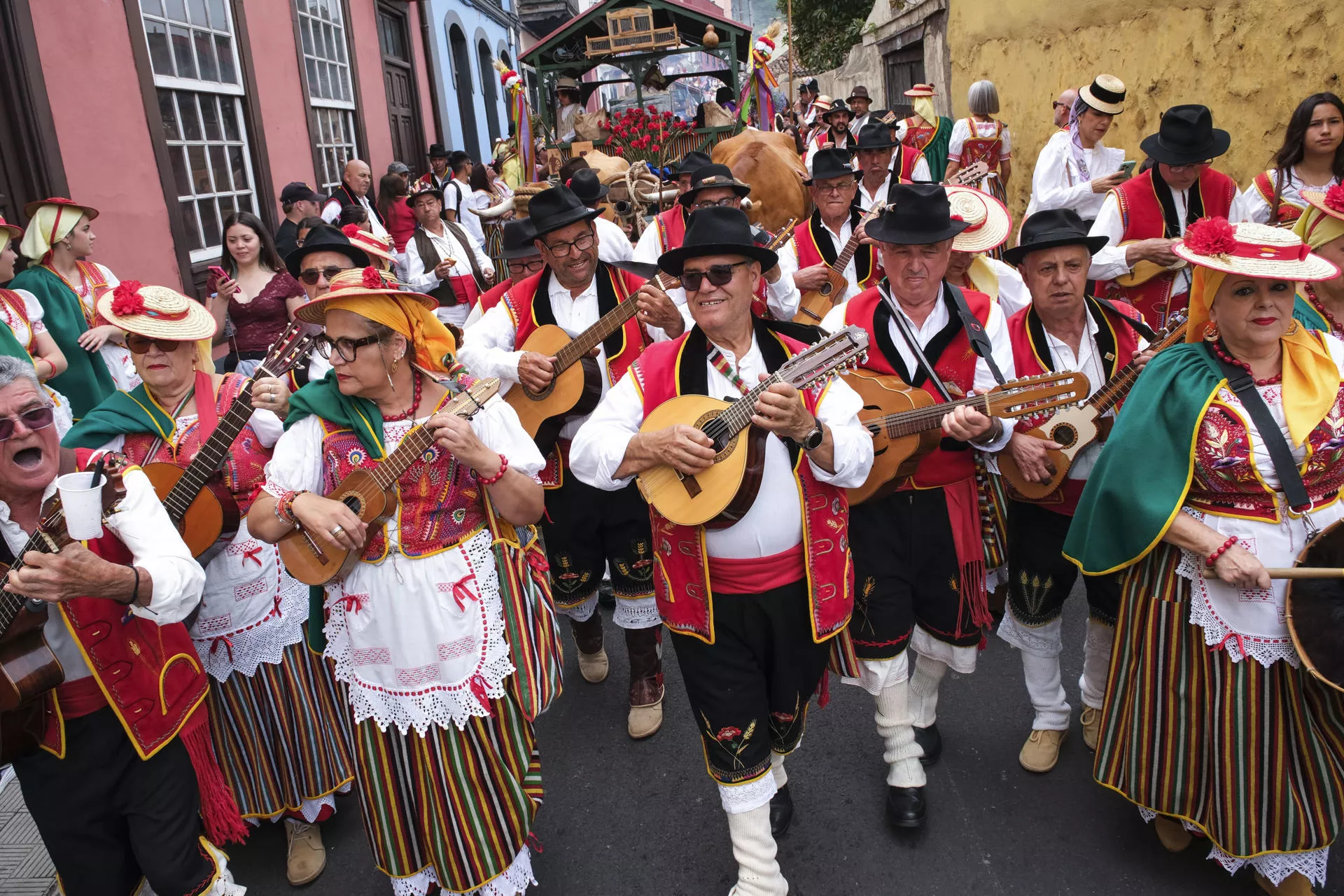 La popular romería de La Orotava en honor a los santos patronos de San Isidro Labrador y Santa María de la Cabeza. / EFE - ALBERTO VALDÉS