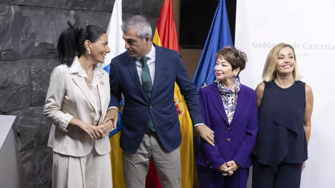 El vicepresidente del Gobierno de Canarias, Manuel Domínguez (2i), y las presidentas de las patronales de la construcción en Las Palmas y Santa Cruz de Tenerife, María Salud Gil (2d), y Olga Sanfiel (i) El vicepresidente del Gobierno de Canarias, Manuel Domínguez (2i), y las presidentas de las patronales de la construcción en Las Palmas y Santa Cruz de Tenerife, María Salud Gil (2d), y Olga Sanfiel (i)