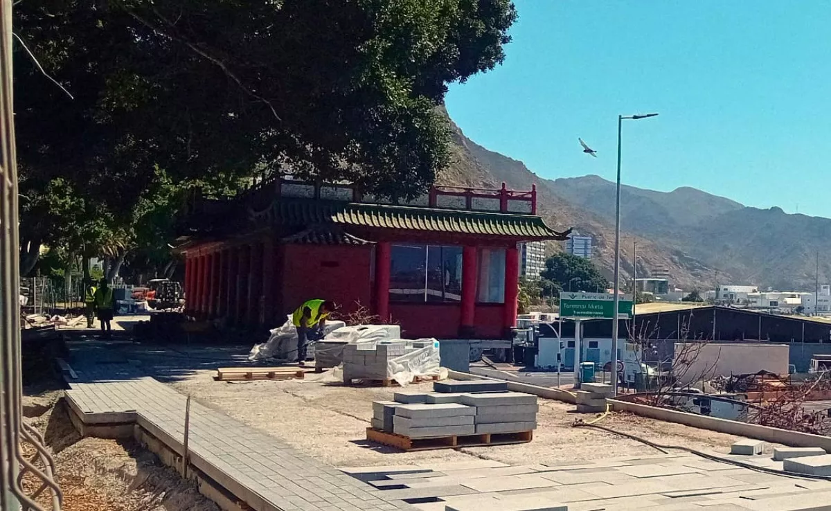 Colocación del pavimento en el exterior del restaurante China Anaga, en Santa Cruz|AH
