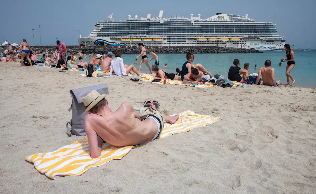 Turistas en Lanzarote / EFE - CARLOS DE SÁA