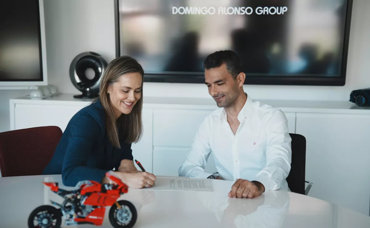 Firma del acuerdo por parte de Domingo Alonso Group / DOMINGO ALONSO GROUP