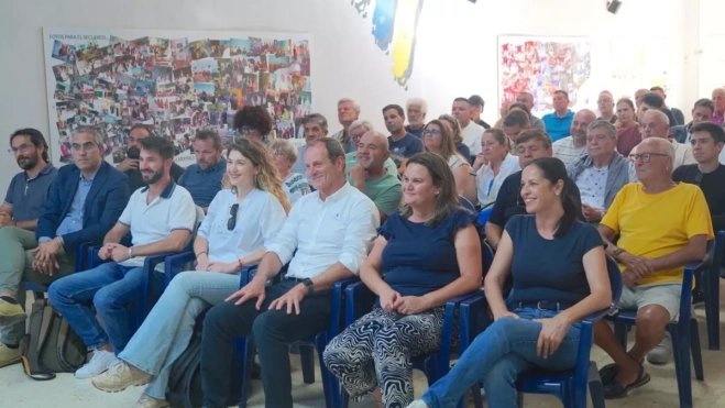 Asistentes a la charla de Alberto Rodríguez en la sede de Roque Aguayro / DRAGO CANARIAS Asistentes a la charla de Alberto Rodríguez en la sede de Roque Aguayro / DRAGO CANARIAS