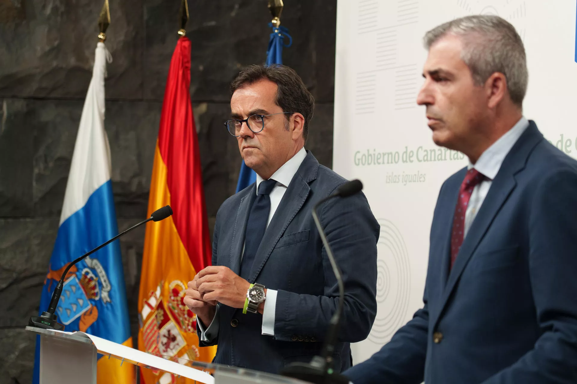 El director general de Comercio y Consumo, David Mille (i) y el vicepresidente del Gobierno de Canarias, Manuel Domínguez. / RAMÓN DE LA ROCHA-EFE