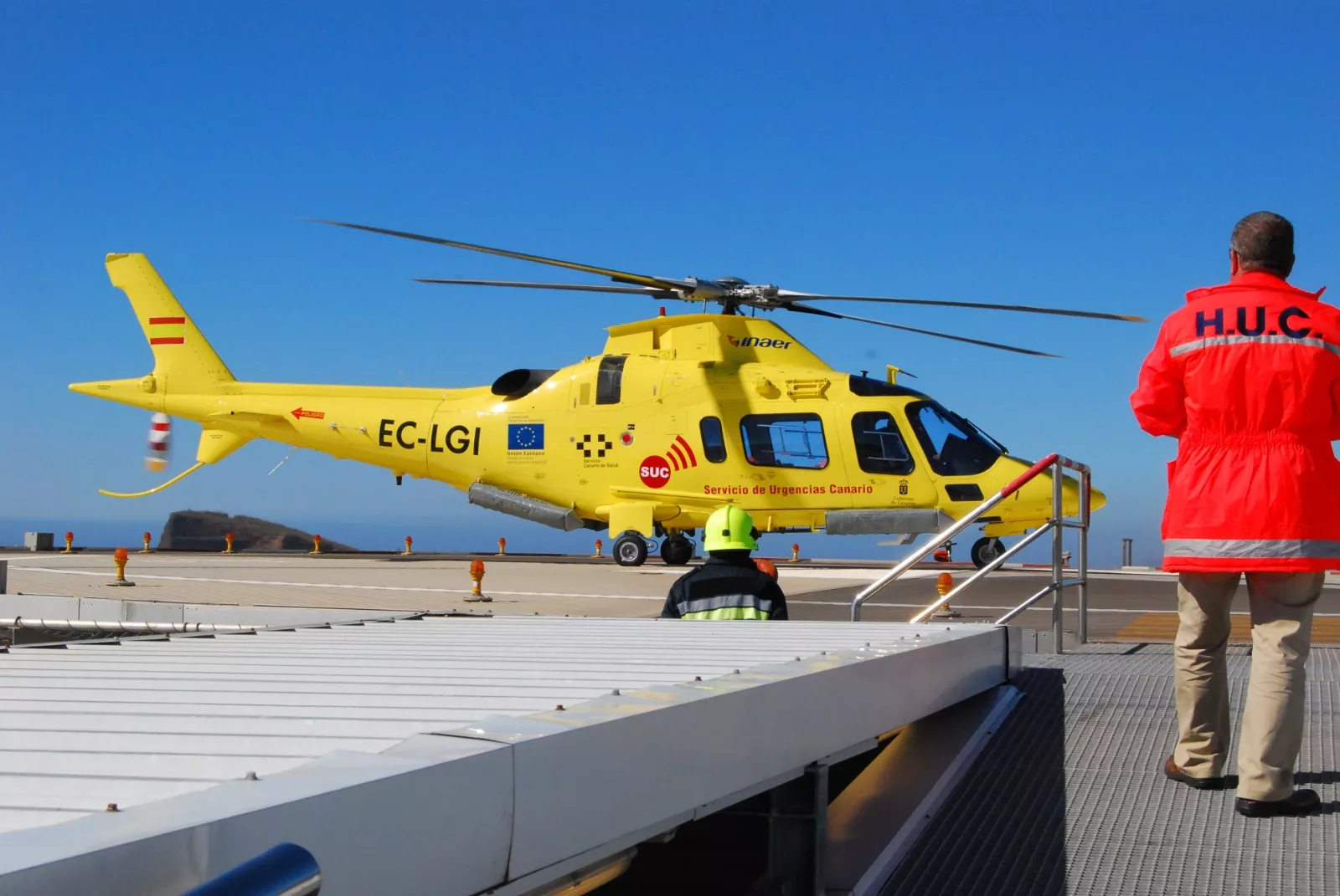 Imagen de un helicóptero en Canarias. / GOBIERNO DE CANARIAS