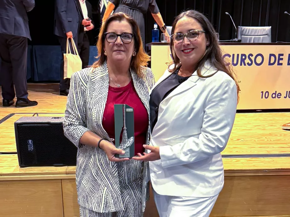 Minerva Oliva y María Cecilia Santana, con la Escoba de Plata. AYUNTAMIENTO DE MOGÁN