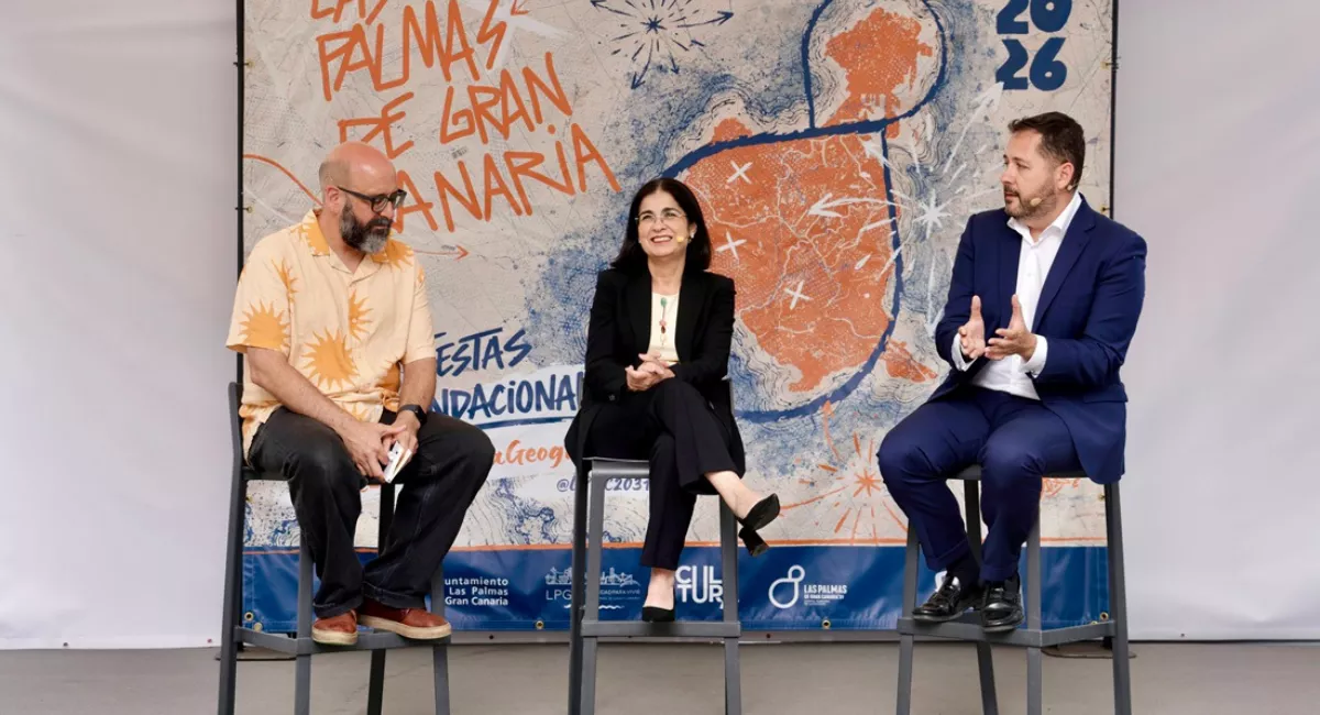 La alcaldesa, Carolina Darias, el concejal de Cultura, Josué Íñiguez, y el director de DD&Company Producciones e hijo de Dévora, Sergio Miró / AYUNTAMIENTO DE LAS PALMAS