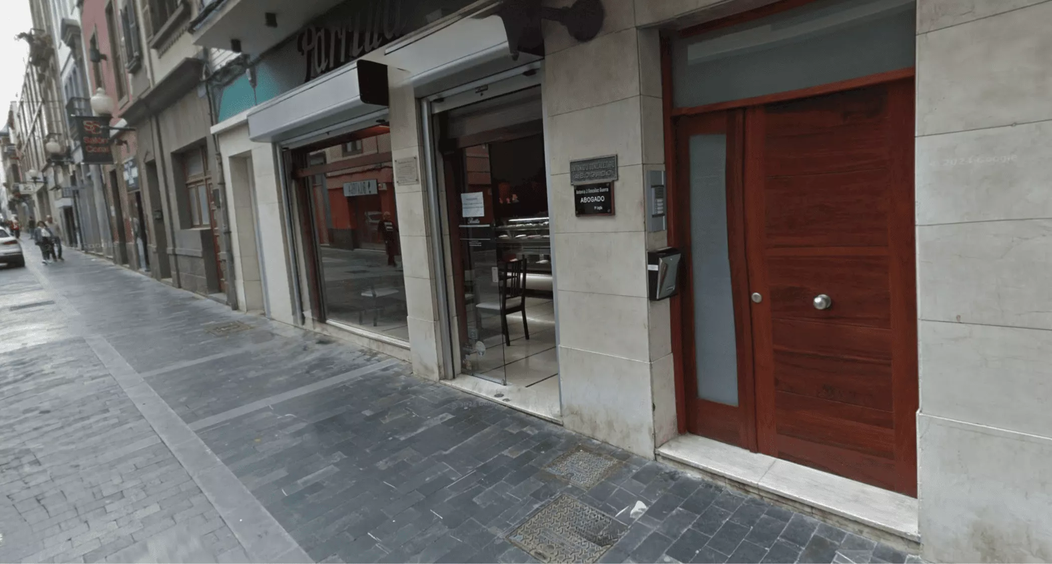 Una denuncia vecinal desemboca en una orden de cierre de la histórica Dulcería Parrilla en Triana. / AH