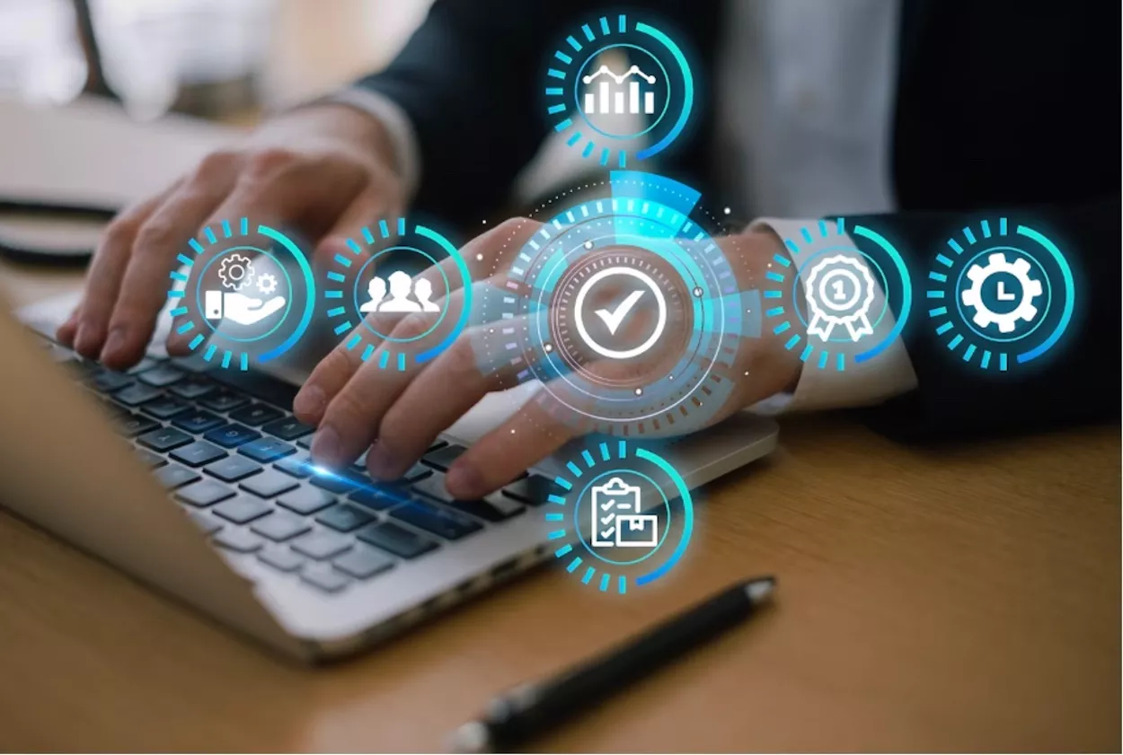 Tecleando un portátil y símbolos de tecnología digital