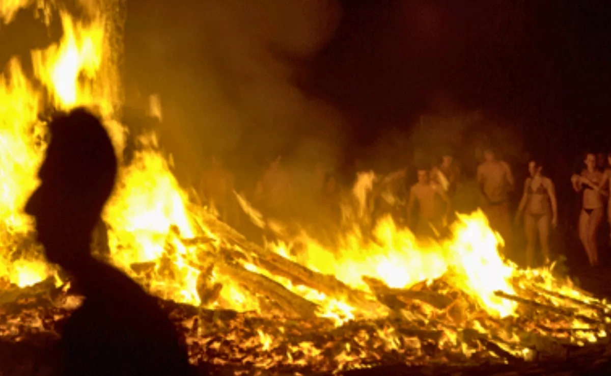 Noche de hogueras en la víspera de San Juan en Tenerife| TURISMODETENERIFE