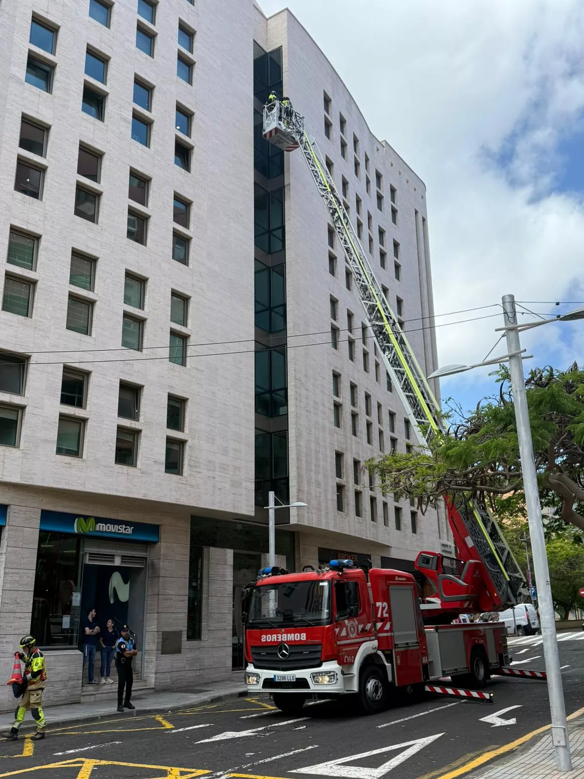 Los bomberos inspeccionan la fachada del edificio El Pilar tras la caída de una baldosa./ AH Los bomberos inspeccionan la fachada del edificio El Pilar tras la caída de una baldosa./ AH