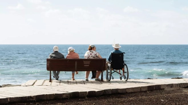 Un grupo de personas en un banco en una de las islas. IMAGEN DE LA RED 