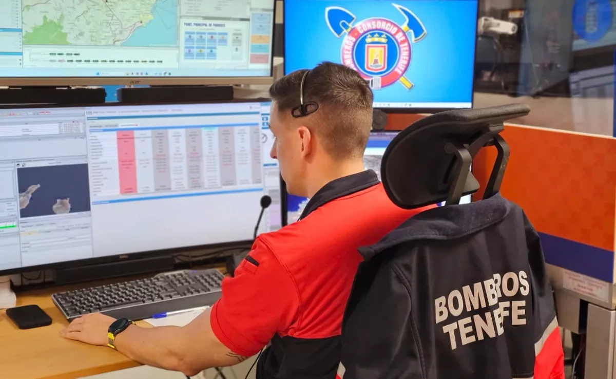 Un trabajador de Bomberos de Tenerife / 112 CANARIAS