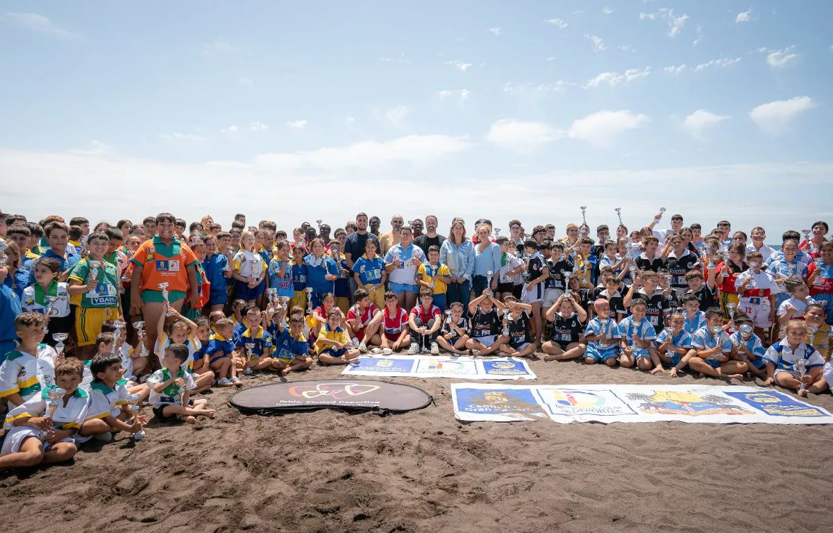 La lucha canaria de base reúne a 324 deportistas en una gran fiesta en Melenara. AH