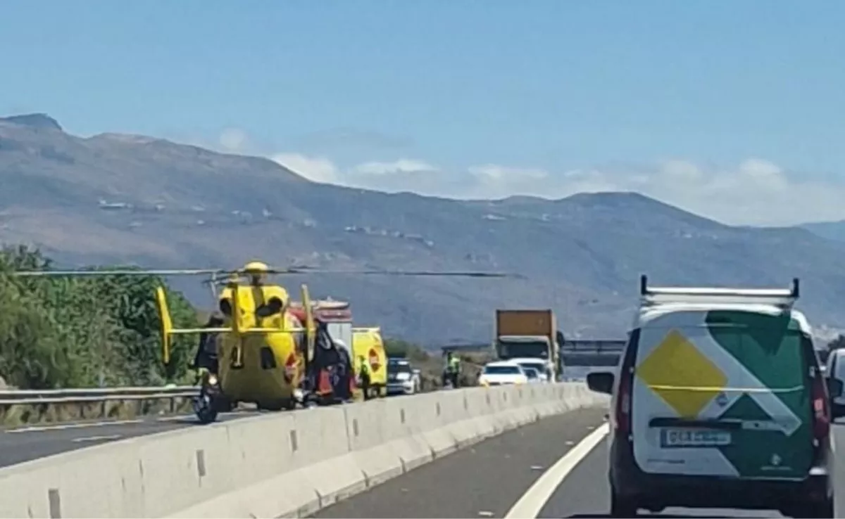 Helicóptero interviniendo en un accidente en la TF-1. / REDES