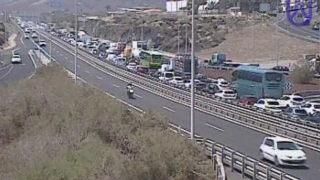 Colas en la TF-1 por un accidente a la altura del Puertito de Güímar. / CABILDO DE TENERIFE Colas en la TF-1 por un accidente a la altura del Puertito de Güímar. / CABILDO DE TENERIFE