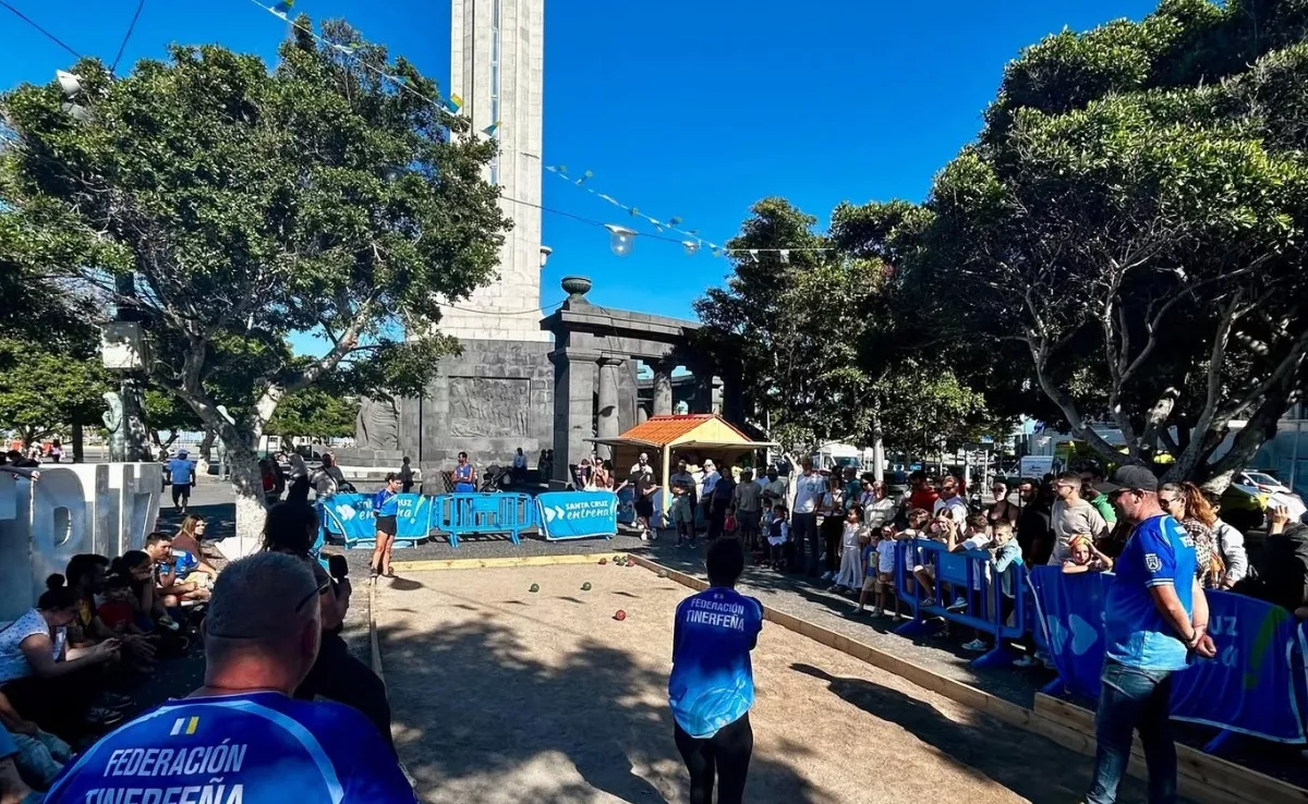 Personas jugando a la petanca en la plaza de España, en Santa Cruz|REDES